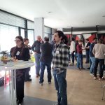 Teilnehmer der Konferenz stehen während der Pause zusammen und unterhalten sich