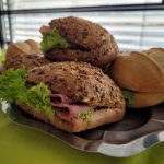 belegte Brötchen auf einem Tablett