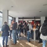 Teilnehmer während der Kaffeepause im Vorraum, die sich unterhalten